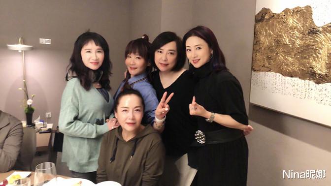 Nina昵娜 翁虹参加娘子军聚会，穿黑皮衣戴大耳环打扮阔气，嘟嘴卖萌好开朗