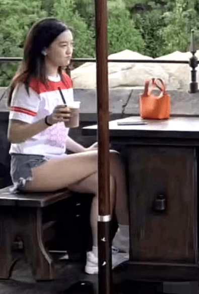 李嫣|偶遇王菲15岁女儿李嫣,穿超短裤包不住臀,拎两万元小菜篮亮了