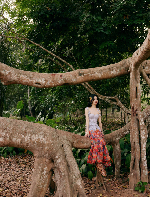 赵丽颖|赵丽颖穿搭愈发大胆起来！穿孔雀裙竟开叉到臀部，戴小花美成花魁