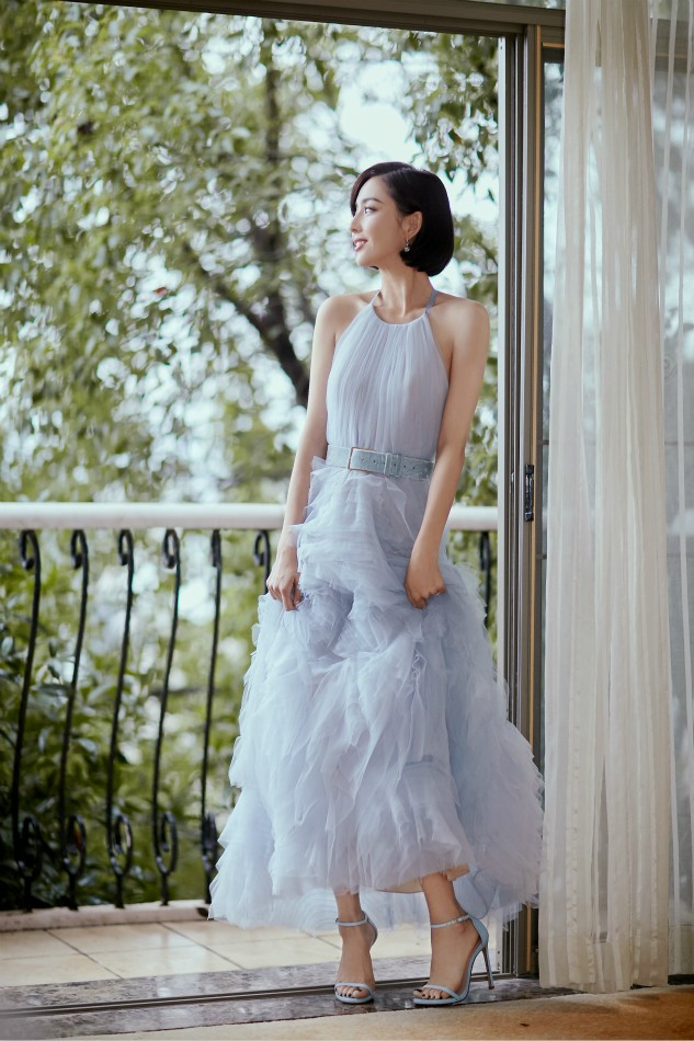 佟丽娅|佟丽娅白色高开衩礼服出席走红毯这气质造型绝了