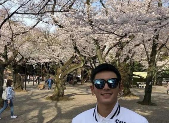 优米麻麻|张哲瀚参拜JG神社，三年去三次，把路飞头像换掉后，现在终于道歉