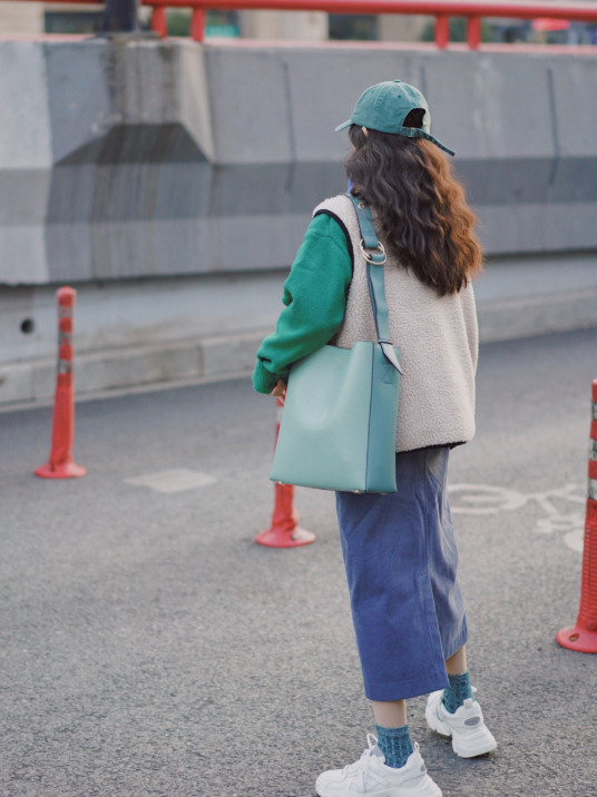 何有强 最近火了一件外套叫:羊羔毛外套,时髦显瘦,搭配半身裙更有魅力