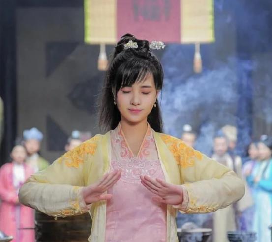 迪玛希|穿老板的“二手衣服”，吃不饱睡机场，迪玛希终走上解约之路