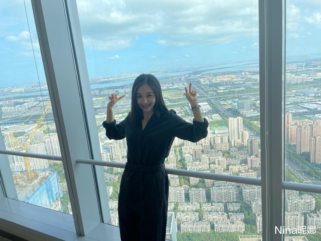 王子文|王子文机场被男友搂超腻歪！穿大衣拎名牌包，富二代男友偶像包袱重