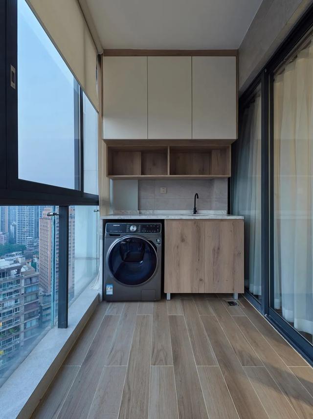 101㎡现代简约，黑白灰+原木质，时尚优雅又舒适