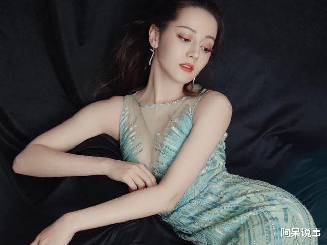 张婧仪|保守派热巴彻底放开，身着性感塑身长裙，事业线美绝了！