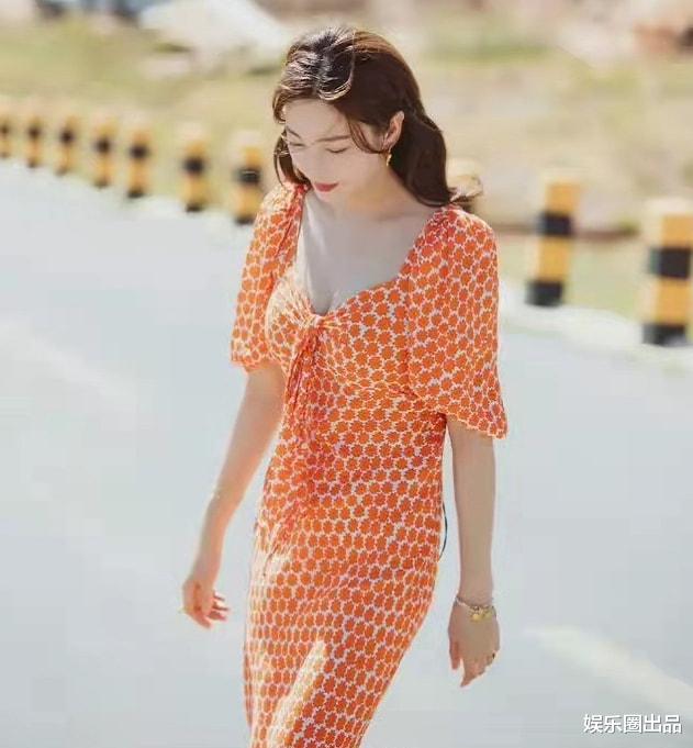 张雨绮|张雨绮在公路拍大片，穿低领装配白色球鞋，造型甜美少女味十足