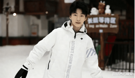 张亮|张亮儿子“逆天发育”，13岁身高近一米八，对比何炅似“小巨人”