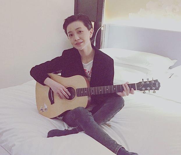 带你参观郭采洁的家，装修跟她性格一样清爽，几乎没有豪华的装饰