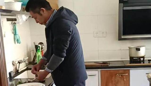 许敏|错换人生，田静直播时情绪崩溃，想起在厨房做饭的姚爸，倍感心酸