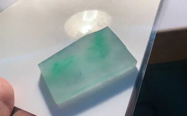 玉雕|飘绿花的冰种翡翠片料，玉雕师巧夺天工，最后成为收藏极品！