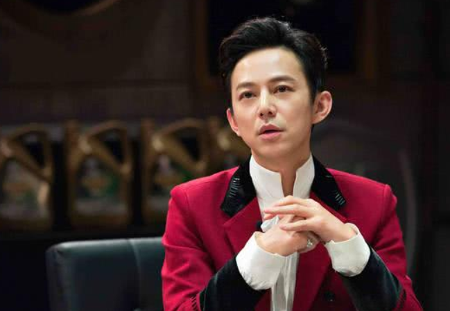 何炅|何炅不再背锅，撰写小作文回应批评，扯下了娱乐圈的遮羞布