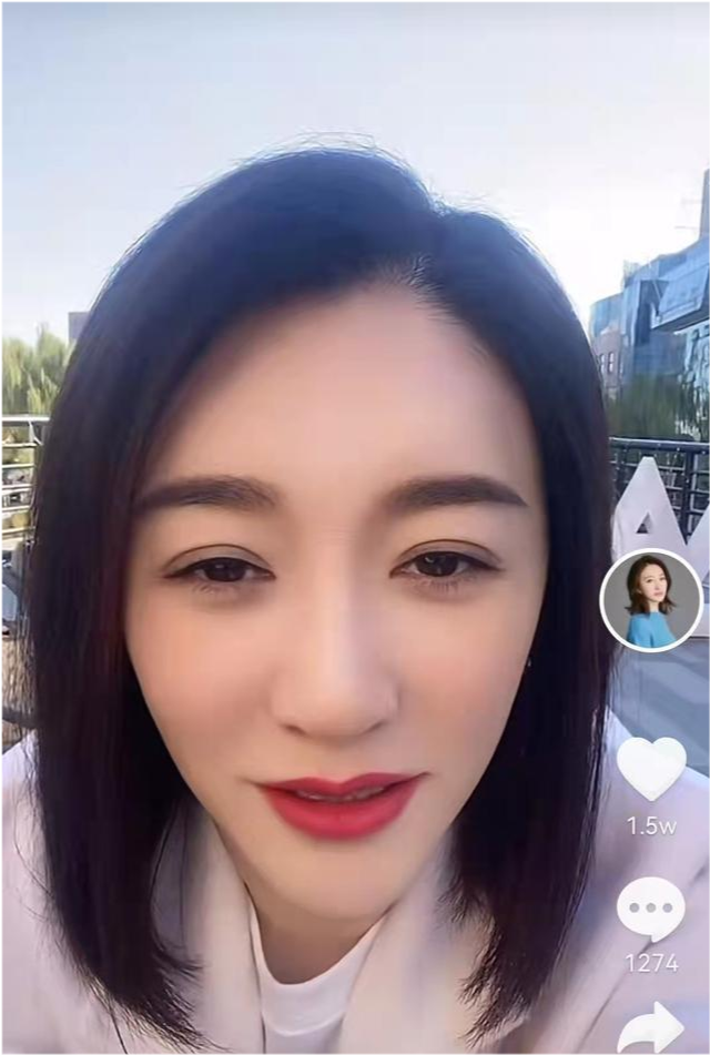 时尚风行派 45岁李小冉罕见晒自拍!皮肤白到发光惹人羡,穿大衣干练又霸气