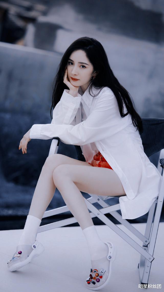 黄圣依|《古剑奇谭》开机旧照曝光，杨幂为李易峰打伞，两人看起来很青涩