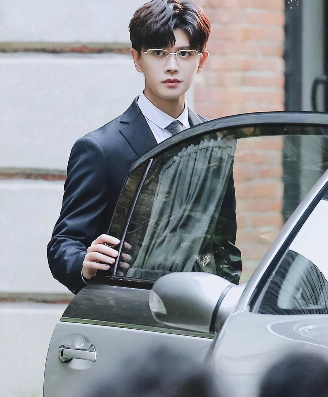 朱一龙|眼镜别乱戴，有的人戴上了成“人间绝色”，有的成“80岁老大爷”