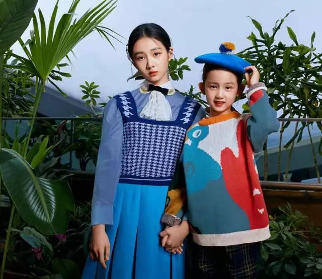 潘金莲|黄磊7岁小女儿颜值青出于蓝！戴邮差帽灵气逼人，比多多苦相脸美