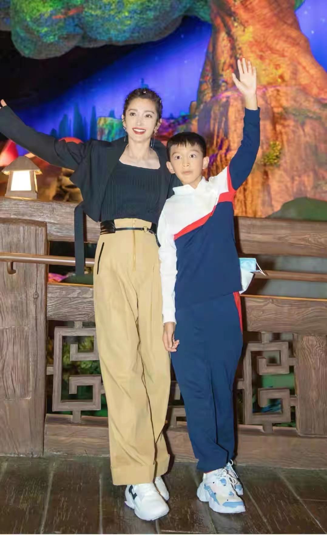 加菲猫说时尚|48岁李冰冰罕带妹妹家孩子游玩！俩外甥高颜值似亲生，都有大眼袋