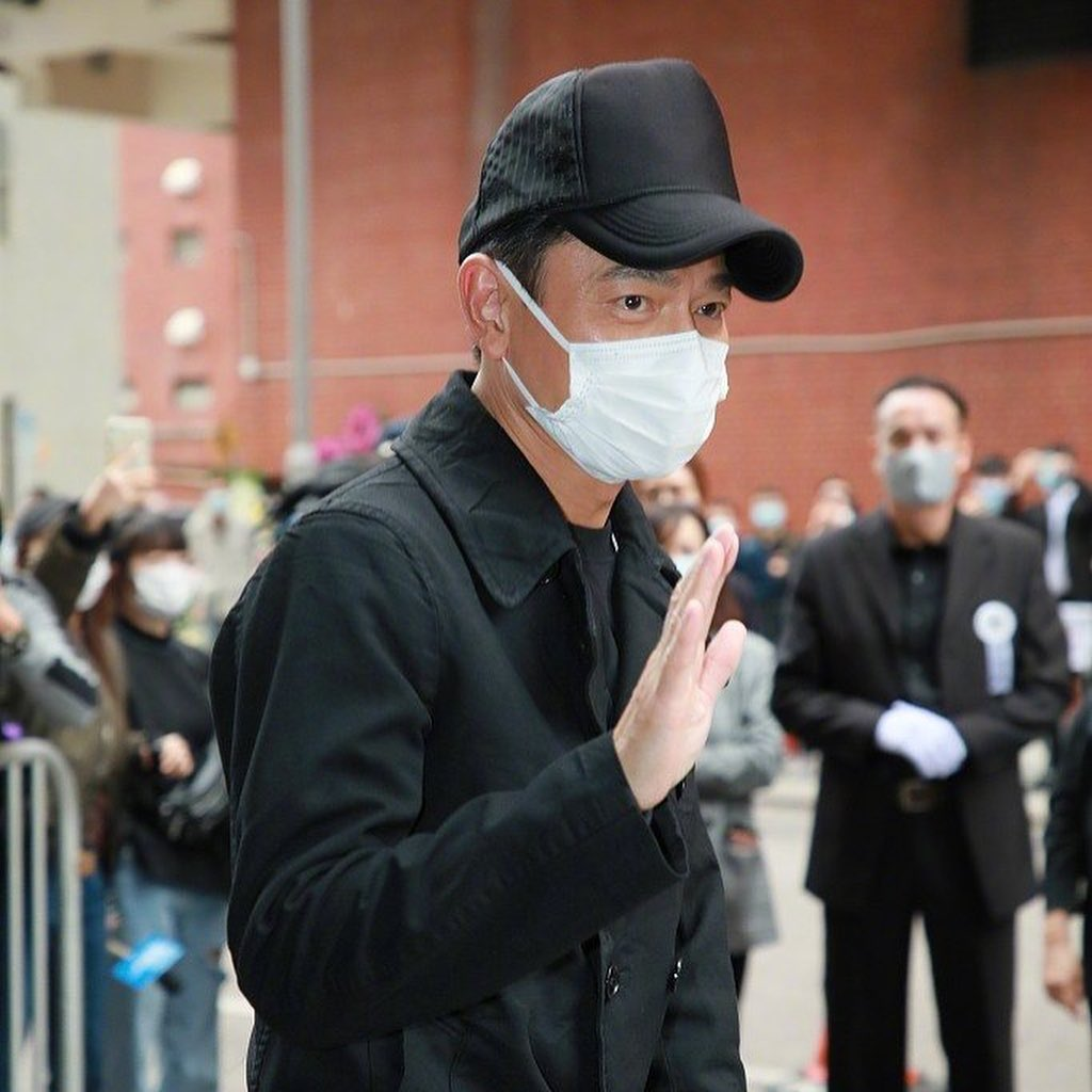 张柏芝|吴孟达太太打点灵堂直至夜深才离开，双眼红肿憔悴，累到无力睁开