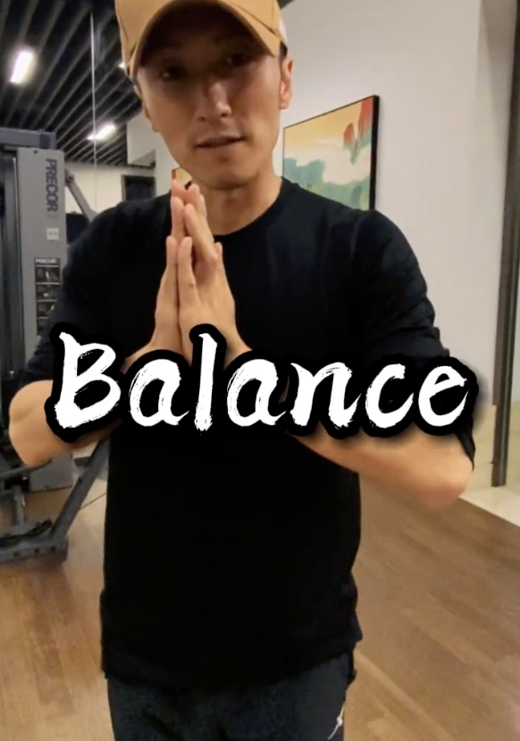 谢霆锋|继悬空转呼啦圈后，谢霆锋再挑战高难度下蹲，秀超强柔韧度和平衡力