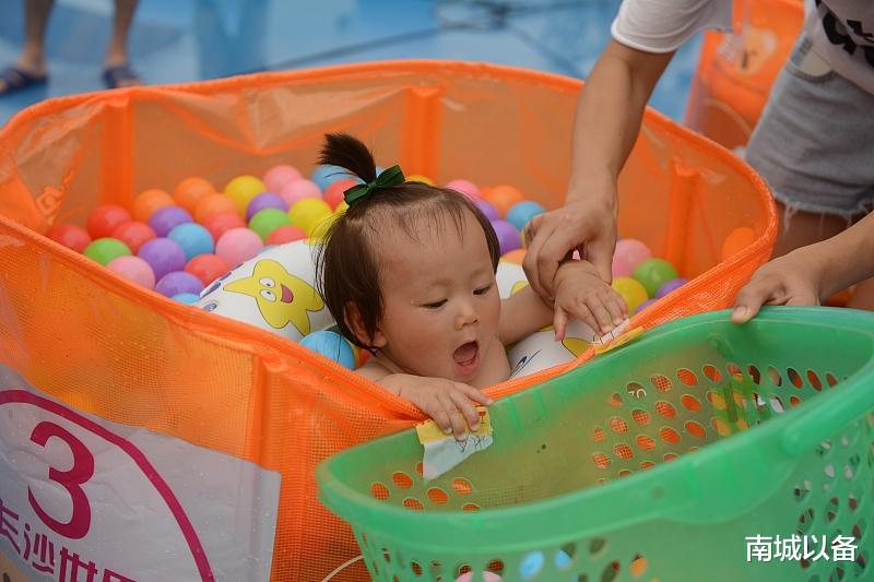 南城以备|儿子满月,娘家来了十桌,酒后婆婆哭了