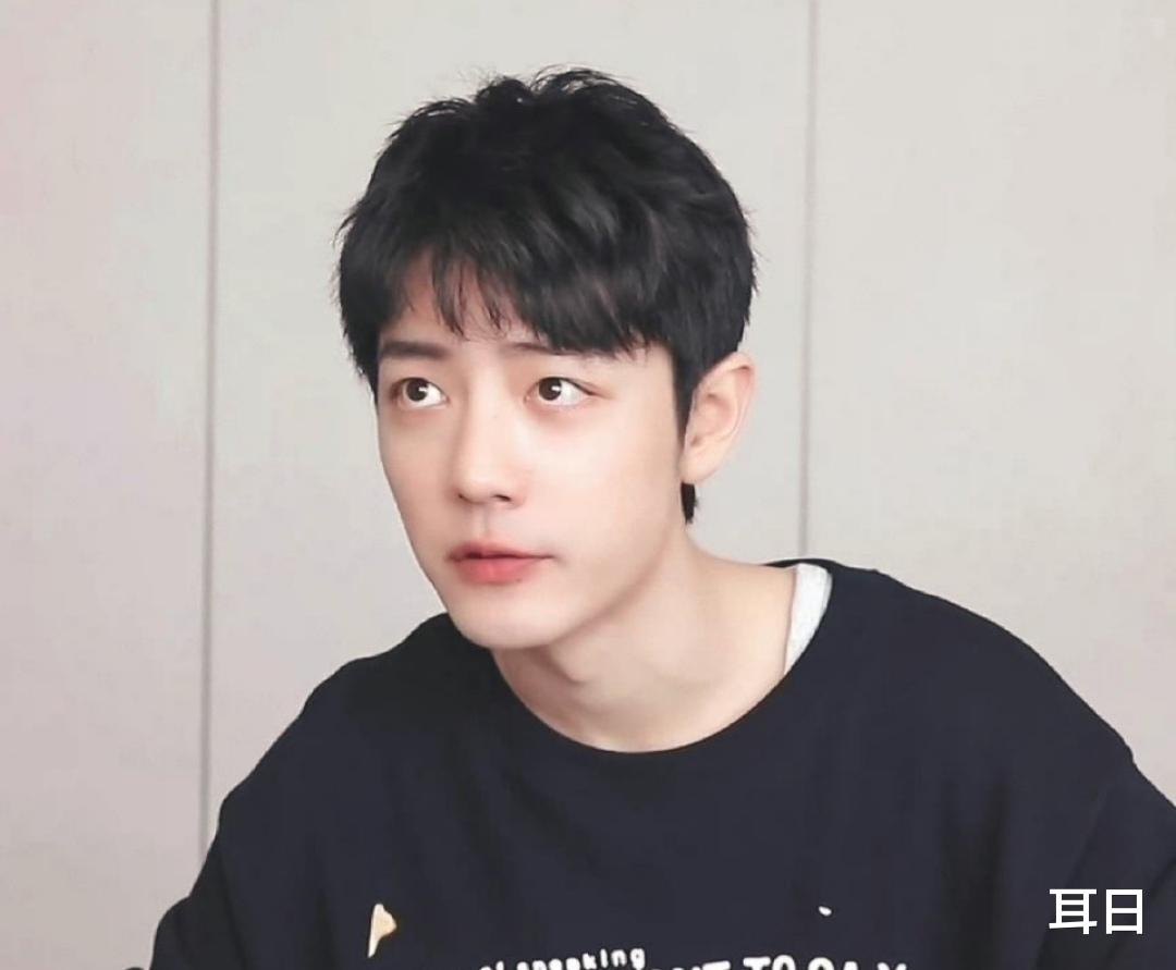 肖战|肖战粉丝上演真“饭”圈大战，团粉在背后看戏，还是疾冲一周年