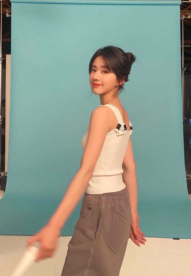 旗袍公馆|赵露思居家打扮真“清凉”,穿背心配短裤接地气,漫画腿好不真实