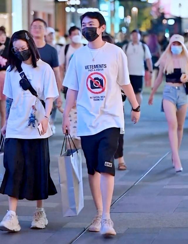 王思聪|王思聪携4嫩妹高调逛街，身边美女又换人，国民老公果然名不虚传