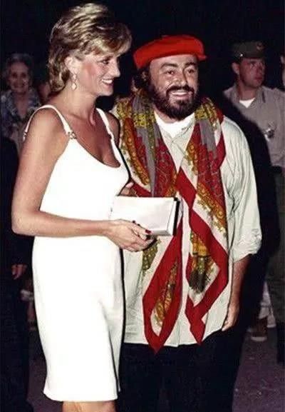 戴安娜|1991年帕瓦罗蒂演唱会，戴安娜被雨淋成“落汤鸡”，见偶像很兴奋