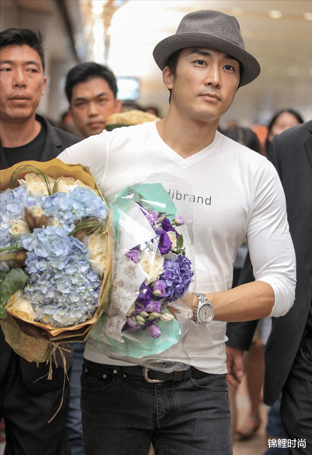 锦鲤时尚|刘亦菲前男友身材真不错，穿紧身T恤也看不出肚腩，没有大叔感