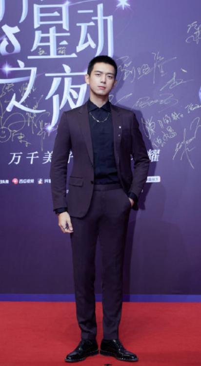 关晓彤|星动之夜，关晓彤总算穿对，王一博蕾丝辣眼，赵丽颖艳压全场