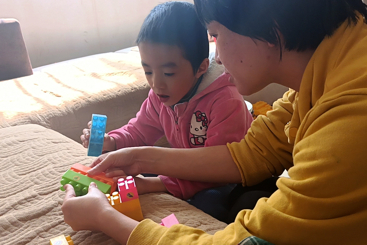 女子买菜摔倒致早产,孩子出生时仅有1.35斤,为保命经数次手术