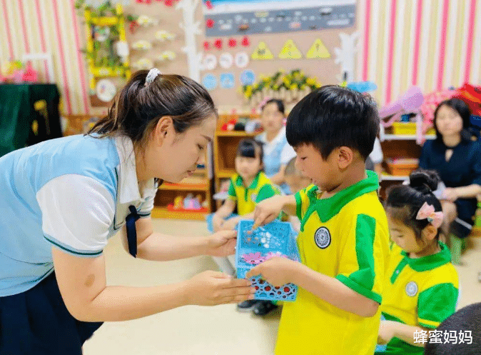 蜂蜜妈妈|两个同龄孩子，一个上公立园一个上私立幼儿园，上小学后差距明显