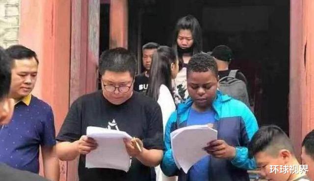 吴京“干儿子”：演《战狼》爆红后开宾利炫富，如今靠着榨汁杯走上人生巅峰