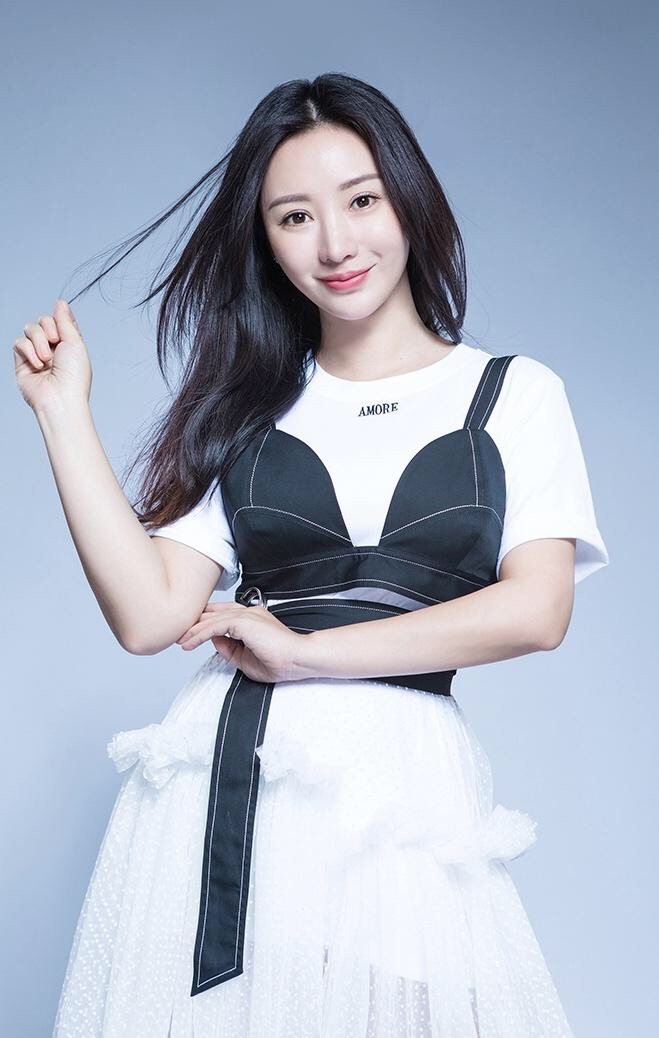 柳岩|41岁柳岩被跟拍，生图下身材引热议：这还是曾经的“女神”吗？