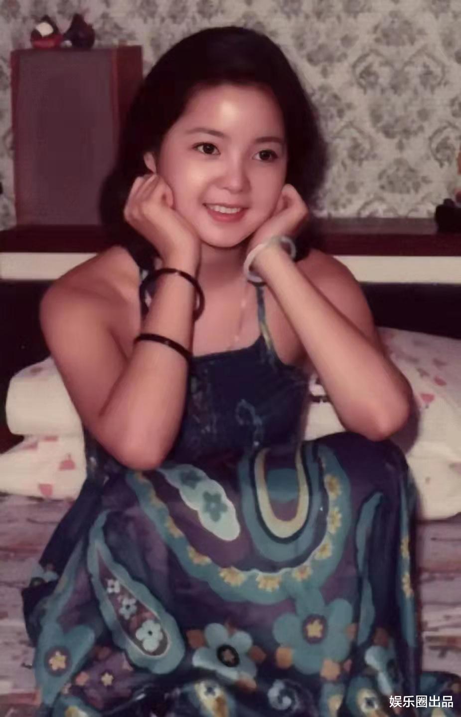 邓丽君|邓丽君生前旧照火了，穿吊带装坐在床上拍照，1小时阅读量破400万