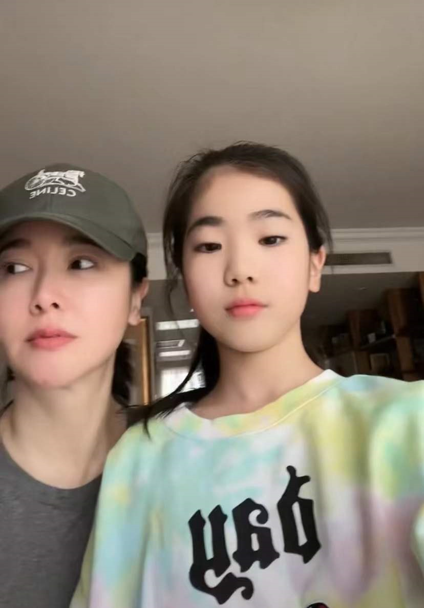 左小青|44岁左小青晒近况,暴露私宅朴素内景,11岁女儿被赞继承妈妈美貌
