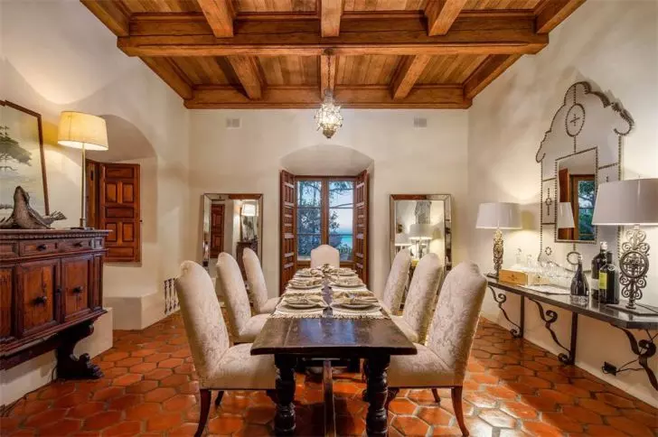 江疏影|90岁老帅锅克林特.伊斯特伍德975万美元豪宅，到底长什么样？