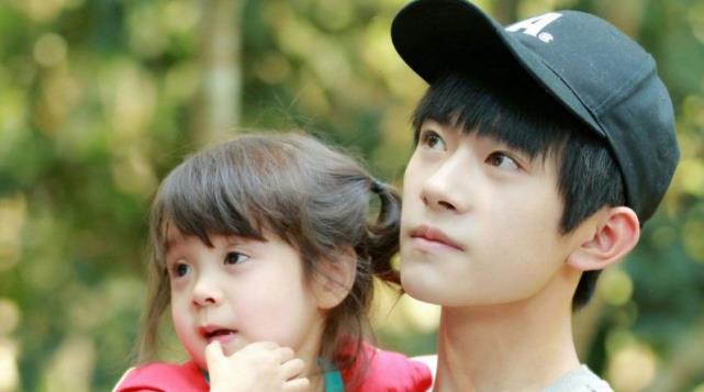 易烊千玺|哈琳与易烊千玺重聚，谈千玺时隔五年变化：他变大人了我还是小孩