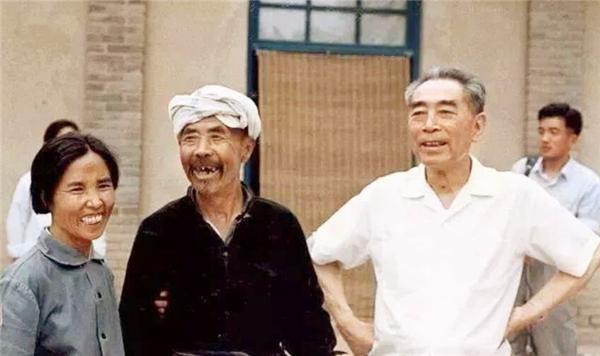 党史|美国记者和周总理握手，故意掏手帕擦手，总理一个动作挽回面子