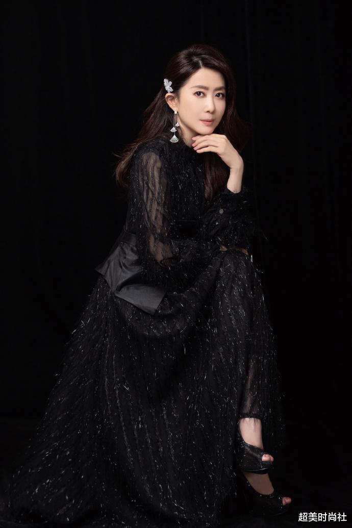 刘海|52岁孟庭苇被赞太年轻,刘海粉裙甜美范,如何拗出少女感