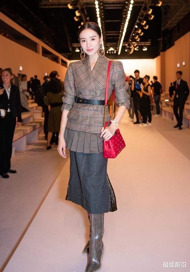 最炫前沿|董洁太会玩了！短裙下面套长裙，时尚效果竟然出奇的好