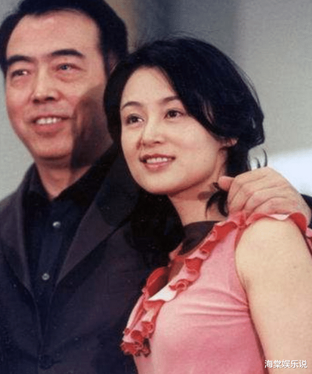 陈凯歌|陈凯歌夫妇外出聚餐，陈凯歌拄拐步履蹒跚，妻子陈红依旧美艳如花