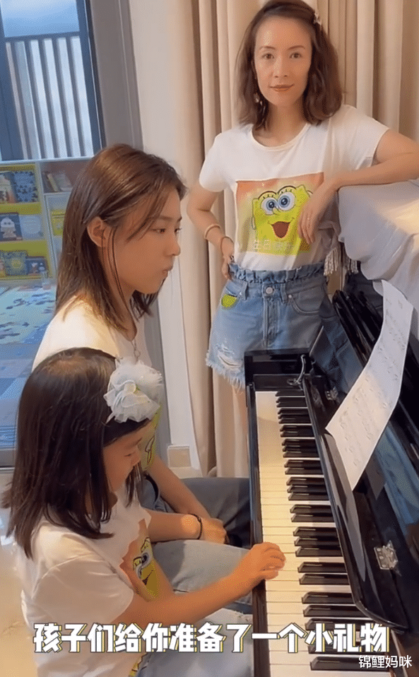 章子怡|继母难当？汪峰携俩女儿给章子怡庆生，弹琴时小苹果“全程黑脸”