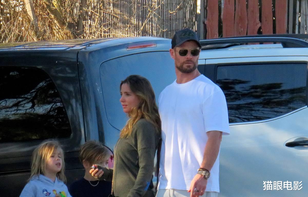 克里斯·海姆斯沃斯|漫威雷神一家5口度假！3个儿女金发抢镜，孩子还穿了猫版复联英雄