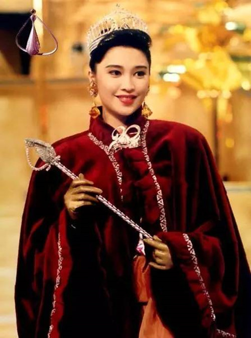 全球时尚号 歌王李克勤老婆真低调,穿运动外套出街,素颜依旧有港姐风采