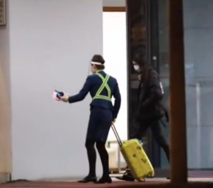 郑爽|郑爽被封杀，现身机场情绪低落，退圈视频文字版曝光：以前不懂事