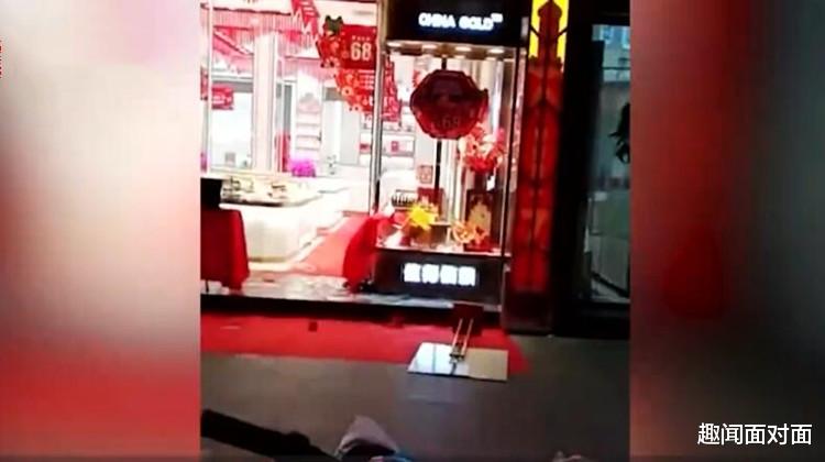 胆子太肥了!光天化日下广东一闹市区金店被抢,店内被砸得一片狼藉,案犯已经落网