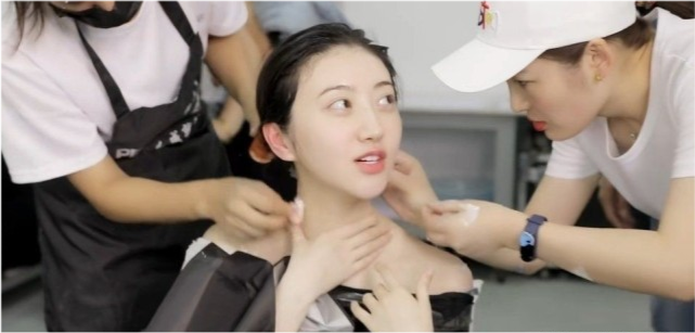 景甜 景甜皮肤好到“没毛孔”，大方分享的“护肤”日常火了，金晨：确实有用