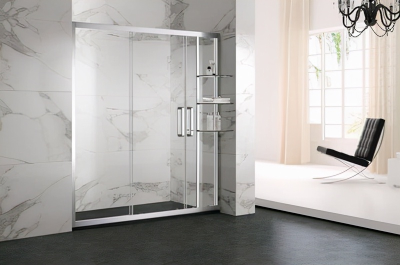 到了冬天才知道，淋浴房装错了好难受，简直是一种煎熬！