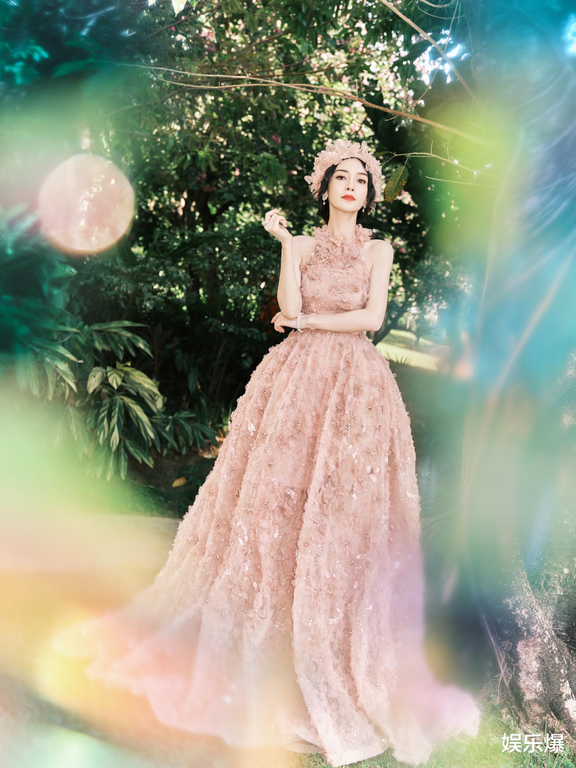 迪丽热巴|GQ盛典明星造型：Angelababy优雅，热巴仙气，周冬雨让人眼前一亮